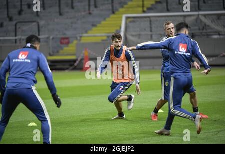 STOCKHOLM 20181008 der schwedische Fußballnationalspieler Victor Nillson Lindelof und Sebastian Larsson in Aktion während eines Trainings in der Friends Arena in Solna am 08. Oktober 2018 vor einem Nations League-Spiel gegen Russland. Foto: Pontus Lundahl / TT / Code 10050 Stockfoto