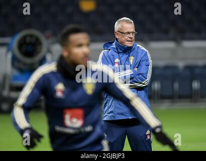 STOCKHOLM 20181008 Schwedens Nationaltrainer schaut am 08. Oktober 2018 bei einem Training in der Friends Arena in Solna vor einem Nations League-Spiel gegen Russland zu. Foto: Pontus Lundahl / TT / Code 10050 Stockfoto