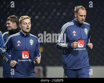 STOCKHOLM 20181008 die schwedischen Fußballnationalspieler Sebastian Larsson und Andreas Granqvist in Aktion während eines Trainings in der Friends Arena in Solna am 08. Oktober 2018 vor einem Nations League-Spiel gegen Russland. Foto: Pontus Lundahl / TT / Code 10050 Stockfoto