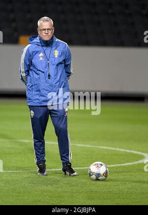 STOCKHOLM 20181008 Schwedens Nationaltrainer schaut am 08. Oktober 2018 bei einem Training in der Friends Arena in Solna vor einem Nations League-Spiel gegen Russland zu. Foto: Pontus Lundahl / TT / Code 10050 Stockfoto