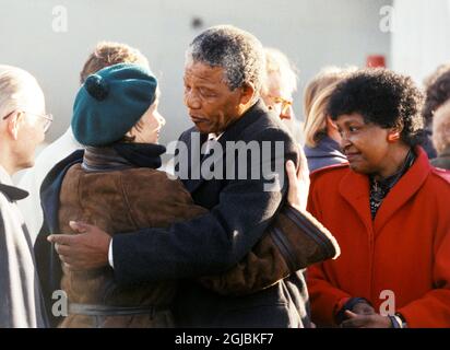 ARKIV 1990-03-12 *for your files* ANC- Führer Nelson Mandela wird bei der Ankunft in Stockholm, Schweden, am 12. März 1990, Lisbet Palme, die Witwe des verstorbenen schwedischen Premierministers Olof Palme umarmt sehen. Ganz rechts von Winnie Mandela Foto: Anders Holmstrom / SCANPIX / Kod: 1008 Stockfoto