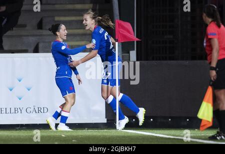 Tereza Kozarova (Nr. 27, R) von Slavia Praha feiert am 18. Oktober 2018 mit ihrer Teamkollegin Petra Divisov, nachdem sie während des Champions League-Spiels der Frauen im Jahr 16, dem ersten Fußballspiel zwischen dem FC Rosengard und dem SK Slavia Praha, in Malmo Idrottsplats in Malmo, Schweden, einen Treffer erzielte. Foto: Johan Nilsson / TT / Code 50090 Stockfoto