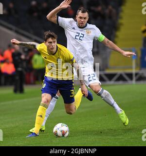 Schweden´s Victor Nilsson Lindelof und Russland´s Artem Dzyuba während des Fußballspiels der UEFA Nations League zwischen Schweden und Russland in der Friends Arena in Stockholm, Schweden, 20. November 2018. Foto: Jonas Ekstromer / TT kod 10030 Stockfoto