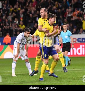 Schweden´s KVictor Nilsson Lindelof und Andreas Granqvist feiern Victor Nilsson Lindelof´s 1-0-Tor während des Fußballspiels der UEFA Nations League zwischen Schweden und Russland in der Friends Arena in Stockholm, Schweden, 20. November 2018. Foto: Jonas Ekstromer / TT kod 10030 Stockfoto