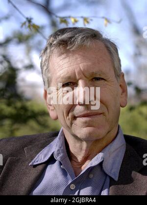 Stockholm, Sverige, 2002-04-24 DATEI FOTO der israelische Schriftsteller Amos Oz wurde am 24. April 2002 in Stockholm, Schweden, fotografiert. Der israelische Autor Amos Oz ist im Alter von 79 Jahren gestorben. Der israelische Autor, Amos Oz, besuchte Stockholm, um eine Rede vor dem Institut für politische Auswärtige Angelegenheiten zu halten. Amoz Oz, geboren in Jerusalem, verließ die Hauptstadt und wurde in Kibbuz Hulda ausgebildet, wo er viele Jahre blieb. Seine Geschichten werden entweder auf einem Kibbuz oder in Jerusalem erzählt, die er als Mikrokosmen der israelischen Gesellschaft präsentiert. Foto: Maja Suslin/ TT Code 60080 Stockfoto