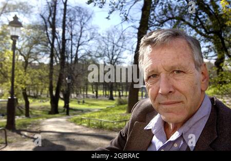 Stockholm, Sverige, 2002-04-24 DATEI FOTO der israelische Schriftsteller Amos Oz wurde am 24. April 2002 in Stockholm, Schweden, fotografiert. Der israelische Autor Amos Oz ist im Alter von 79 Jahren gestorben. Der israelische Autor, Amos Oz, besuchte Stockholm, um eine Rede vor dem Institut für politische Auswärtige Angelegenheiten zu halten. Amoz Oz, geboren in Jerusalem, verließ die Hauptstadt und wurde in Kibbuz Hulda ausgebildet, wo er viele Jahre blieb. Seine Geschichten werden entweder auf einem Kibbuz oder in Jerusalem erzählt, die er als Mikrokosmen der israelischen Gesellschaft präsentiert. Foto: Maja Suslin/ TT Code 60080 Stockfoto