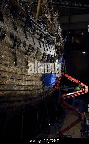 Monika Ask verwendet ein Spezialwerkzeug, um die alten rostigen Schrauben zu ersetzen, die bei der Restaurierung des schwedischen Kriegsschiffs 'Vasa' von 1961 im 1961 Vasa-Museum in Stockholm, Schweden, am 10. März 2011, verwendet wurden. Die rostigen Schrauben werden ausgetauscht, um zu verhindern, dass die Eiche auf dem Kriegsschiff, das auf seiner Jungfernfahrt im Jahr 1628 sank, korrodiert. Stockfoto