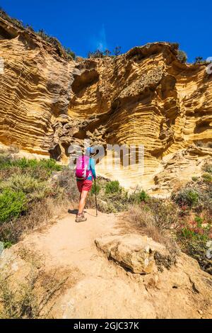 Wanderer im Lobo Canyon, Santa Rosa Island, Channel Islands National Park, Kalifornien, USA. Stockfoto