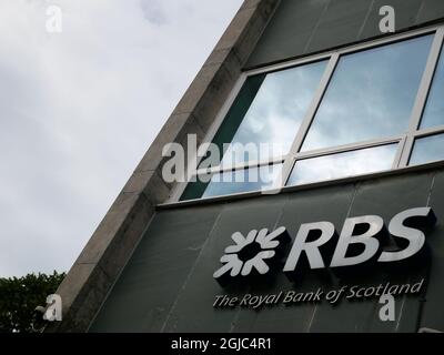 Logo der RBS Royal Bank of Scotland an der Ecke des Geschäftsgebäudes. Stockfoto