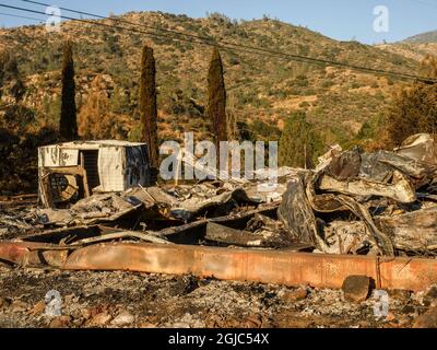 Überreste von Haus nach einem Waldbrand in den Bergen der südlichen Sierra Nevada, von Dürre gestressten Wäldern Stockfoto