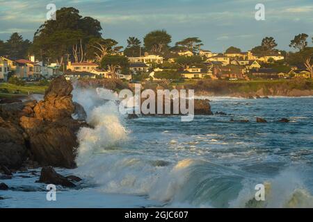 Winterwellen schlagen gegen die Küstenfelsen von Pacific Grove, Kalifornien. Stockfoto