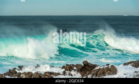 Surfer warten auf die nächste Welle in Carmel Bay, Kalifornien. Stockfoto