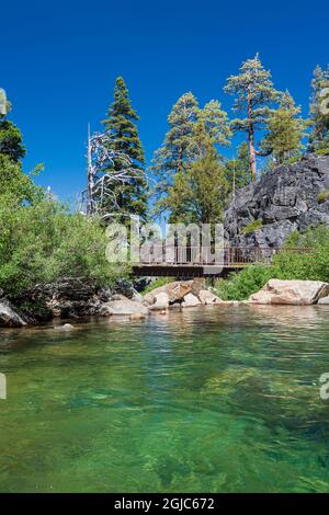 Brücke über den Eagle Creek entlang des Eagle Lake Trail in Lake Tahoe, Kalifornien. Stockfoto