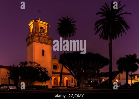 Die Kirche wurde in der Nacht vor einem purpurnen Himmel beleuchtet, kurz nach Sonnenuntergang, mit Palmen, die umsäumt wurden. (Nur Für Redaktionelle Zwecke) Stockfoto