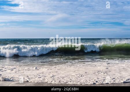 Brechende Welle an einem Strand in Nordkalifornien Stockfoto