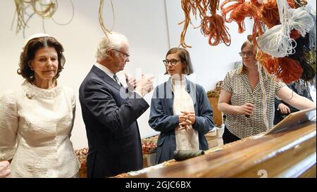 BORLANGE 20190606 Schwedens König Carl XVI Gustaf und Königin Silvia besuchen gemeinsam mit dem Gouverneur von Dalarna Ylva Thorn und ihrem Mann Lasse eine Alice Lund Textiles in Borlange. Das schwedische Königspaar besucht die Provinz Dalarna während des schwedischen Nationaltages. Foto: Ulf Palm / TT / Code 9110 Stockfoto