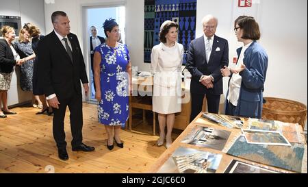 BORLANGE 20190606 Schwedens König Carl XVI Gustaf und Königin Silvia besuchen gemeinsam mit dem Gouverneur von Dalarna Ylva Thorn und ihrem Mann Lasse eine Alice Lund Textiles in Borlange. Das schwedische Königspaar besucht die Provinz Dalarna während des schwedischen Nationaltages. Foto: Ulf Palm / TT / Code 9110 Stockfoto