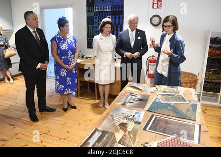 BORLANGE 20190606 Schwedens König Carl XVI Gustaf und Königin Silvia besuchen gemeinsam mit dem Gouverneur von Dalarna Ylva Thorn und ihrem Mann Lasse eine Alice Lund Textiles in Borlange. Das schwedische Königspaar besucht die Provinz Dalarna während des schwedischen Nationaltages. Foto: Ulf Palm / TT / Code 9110 Stockfoto