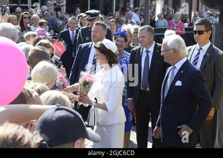 BORLANGE 20190606 Schwedens König Carl XVI Gustaf und Königin Silvia besuchen gemeinsam mit dem Gouverneur von Dalarna Ylva Thorn und ihrem Mann Lasse den Stadtplatz in Borlange. Das schwedische Königspaar besucht die Provinz Dalarna während des schwedischen Nationaltages. Foto: Ulf Palm / TT / Code 9110 Stockfoto