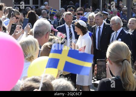 BORLANGE 20190606 Schwedens König Carl XVI Gustaf und Königin Silvia besuchen gemeinsam mit dem Gouverneur von Dalarna Ylva Thorn und ihrem Mann Lasse den Stadtplatz in Borlange. Das schwedische Königspaar besucht die Provinz Dalarna während des schwedischen Nationaltages. Foto: Ulf Palm / TT / Code 9110 Stockfoto