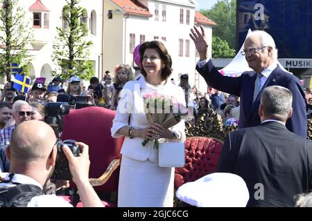 BORLANGE 20190606 Schwedens König Carl XVI Gustaf und Königin Silvia besuchen gemeinsam mit dem Gouverneur von Dalarna Ylva Thorn und ihrem Mann Lasse den Stadtplatz in Borlange. Das schwedische Königspaar besucht die Provinz Dalarna während des schwedischen Nationaltages. Foto: Ulf Palm / TT / Code 9110 Stockfoto