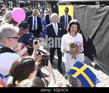 BORLANGE 20190606 Schwedens König Carl XVI Gustaf und Königin Silvia besuchen gemeinsam mit dem Gouverneur von Dalarna Ylva Thorn und ihrem Mann Lasse den Stadtplatz in Borlange. Das schwedische Königspaar besucht die Provinz Dalarna während des schwedischen Nationaltages. Foto: Ulf Palm / TT / Code 9110 Stockfoto