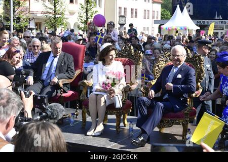 BORLANGE 20190606 Schwedens König Carl XVI Gustaf und Königin Silvia besuchen gemeinsam mit dem Gouverneur von Dalarna Ylva Thorn und ihrem Mann Lasse den Stadtplatz in Borlange. Das schwedische Königspaar besucht die Provinz Dalarna während des schwedischen Nationaltages. Foto: Ulf Palm / TT / Code 9110 Stockfoto