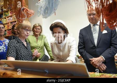 BORLANGE 20190606 Schwedens König Carl XVI Gustaf und Königin Silvia besuchen gemeinsam mit dem Gouverneur von Dalarna Ylva Thorn und ihrem Mann Lasse eine Alice Lund Textiles in Borlange. Das schwedische Königspaar besucht die Provinz Dalarna während des schwedischen Nationaltages. Foto: Ulf Palm / TT / Code 9110 Stockfoto