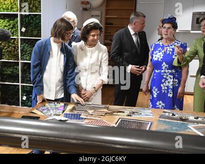 BORLANGE 20190606 Schwedens König Carl XVI Gustaf und Königin Silvia besuchen gemeinsam mit dem Gouverneur von Dalarna Ylva Thorn und ihrem Mann Lasse eine Alice Lund Textiles in Borlange. Das schwedische Königspaar besucht die Provinz Dalarna während des schwedischen Nationaltages. Foto: Ulf Palm / TT / Code 9110 Stockfoto