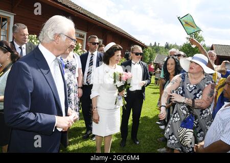 LUDVIKA 20190606 Schwedens König Carl XVI Gustaf und Königin Silvia nehmen an den Feierlichkeiten zum Nationalfeiertag im Gammelgarden in Ludvika, Dalarna, Teil. Das schwedische Königspaar besucht die Provinz Dalarna während des schwedischen Nationaltages. Foto: Ulf Palm / TT / Code 9110 Stockfoto