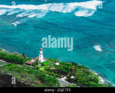 Diamond Head Lighthouse, Honolulu, Hawaii Küste mit Wellen Stockfoto