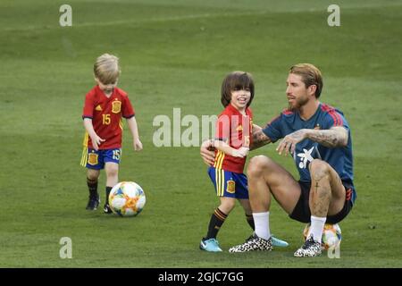 MADRID 20190609 Spaniens Verteidiger Sergio Ramos spielt mit seinen Kindern während einer Trainingseinheit im Santiago Bernabeu Stadion in Madrid am 9. Juni 2019, am Vorabend des UEFA Euro 2020 Gruppe-F-Qualifikationsspiels zwischen Spanien und Schweden. Foto Janerik Henriksson / TT / Code 10010 Stockfoto