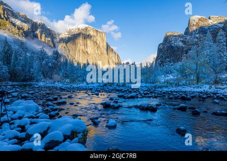 Merced River. Herbst erster Schnee im Yosemite National Park, Kalifornien, USA. Stockfoto