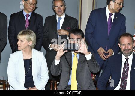 Japans Außenminister Taro Kono (c), der während der Familienphotosession beim Stockholmer Treffen über nukleare Abrüstung und den Atomwaffensperrvertrag am 11. Juni im Grand Hotel in Stockkolm ein Foto gemacht hat. Foto von Claludio Bresciani / TT Code 10090 Stockfoto