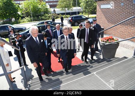 STOCKHOLM 2019-06-14 König Carl Gustaf, der Präsident von Südkorea, Moon Jae-in, und Karl Melander, Senior Vice President bei Ericsson, während des Besuchs im Ericsson Studio in Kista Freitag, den 14. Juni 2019, ist Präsident Moon Jae-in zu einem zweitägigen Staatsbesuch in Schweden. Foto: Fredrik Sandberg / TT kod 10080 Stockfoto