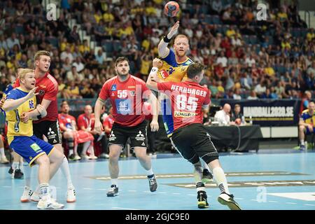 Der Schwede Jim Gottfridsson (TOP R) wird vom österreichischen Tobias Wagner (55) und Lukas Herburger (85) beim EHF Euro Cup Handballspiel zwischen Schweden und Österreich in der Hovet Arena in Stockholm, Schweden, am 16. Juni 2019 herausgefordert. Foto: Jessica Gow / TT / Code 10070 Stockfoto