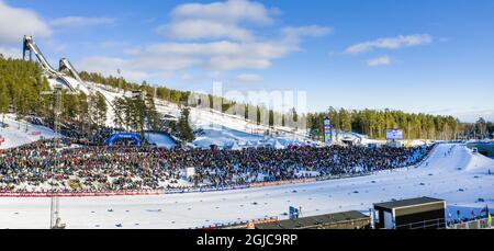 (DATEI) Ein Filebild vom 16. März 2019 zeigt das Publikum im Stadion während der Nordischen Skiweltmeisterschaften in Falun, Schweden. Das Internationale Olympische Komitee (IOC) wird am 24. Juni 2019 in Lausanne, Schweiz, die Gastgeberstadt für die Olympischen Winterspiele 2026 wählen. Die beiden verbleibenden Gastgeberstädte im Wahlprozess sind Stockholm-Are, Schweden, und Mailand-Cortina d'Ampezzo, Italien. Foto: Ulf Palm / TT / Code 9110 Stockfoto