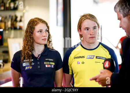 Die schwedischen Biathlon-Athleten Hanna Oberg (L) und Sebastian Samuelsson sprechen mit Reportern, nachdem Stockholm und Are, Schweden, am 24. Juni 2019 im Arctura Restaurant in Ostersund, Schweden, die Bewerbung um die Ausrichtung der Olympischen Winterspiele 2026 verloren haben. Foto: Per Danielsson / TT / Code 11910 Stockfoto