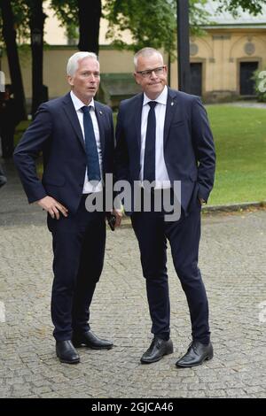 Der Generalsekretär des schwedischen Verbands Hakan Sjostrand (L) und die Cheftrainerin der schwedischen Nationalmannschaft, Janne Andersson, treffen am 26. Juni 2019 zur Beerdigung des ehemaligen schwedischen UEFA-Präsidenten Lennart Johansson in der Katarina-Kirche in Stockholm, Schweden, ein. Johansson starb am 4. Juni im Alter von 89 Jahren Foto: Anders Wiklund / TT / Code 10040 Stockfoto