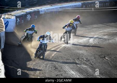 Fredrik Lindgren aus Schweden, gefolgt von Patryk Dudek aus Polen, Maciej Janowski aus Polen und Oliver Berntzon aus Schweden, die am 06. Juli 2019 beim FIM Speedway Grand Prix in der HZ Bygg Arena i Hallstavik in Aktion waren. Foto: Pontus Lundahl / TT / Code 10050 Stockfoto