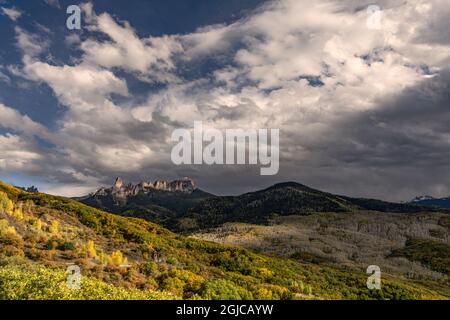 Chimney Rock and Courthouse Mountain, Cimarron Range, in der Nähe von Ridgeway, Colorado Stockfoto