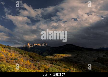 Chimney Rock and Courthouse Mountain, Cimarron Range, in der Nähe von Ridgeway, Colorado Stockfoto