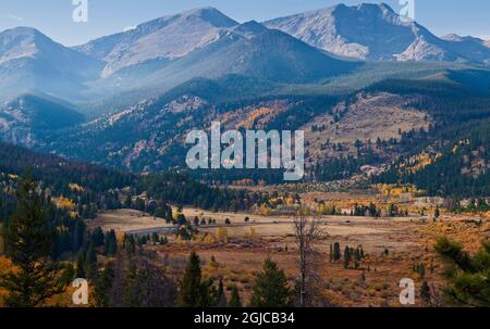 Wiese mit Blick auf die Berge, Rocky Mountain National Park, Colorado, USA Stockfoto