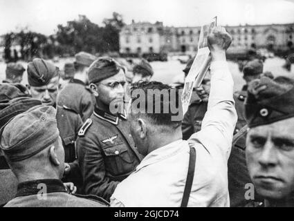 PARIS, FRANKREICH 1940-07-15 Deutsche Soldaten überprüfen Postkarten, die von einem Verkäufer vor dem Schloss Versailles in Frankreich angeboten wurden 5. Juli 1940, nach der deutschen Besetzung von Teilen Frankreichs während des Zweiten Weltkriegs. Foto: Ab Text & Bilder / S.A.F.A.R.A. / SVT / Kod: 5600 Stockfoto