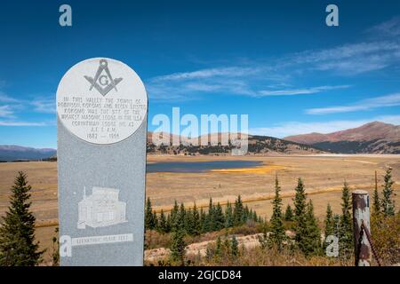 USA, Colorado, Climax. Eine historische Markierung am Highway 91 in einer ehemaligen Bergbaugemeinde in der Nähe von Leadville, die jetzt vor einem trocknenden Absetzteich liegt. Stockfoto