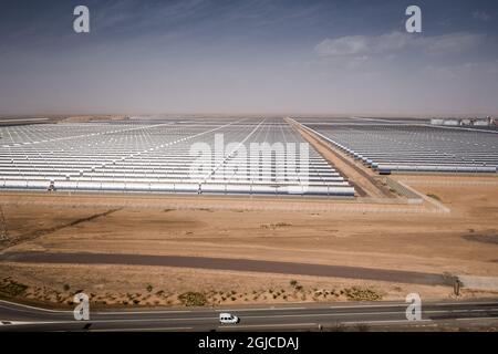 Marocco hat mit dem Quarzazate Solar Power Station den weltweit größten Solarpark in der Sahara errichtet. Spiegel am Boden riesige konkave Spiegel in Noor 1 richten die Düsen auf eine bis zu 400 Grad erhitzte Flüssigkeit aus.Foto: Magnus Hjalmarson Neideman / SVD / TT / Kod 10078 Stockfoto