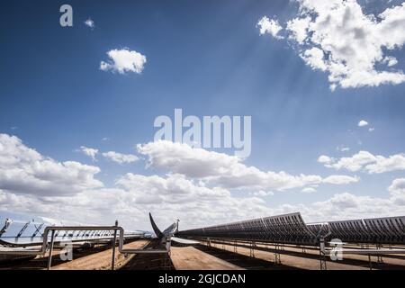 Marocco hat mit dem Quarzazate Solar Power Station den weltweit größten Solarpark in der Sahara errichtet. Spiegel am Boden riesige konkave Spiegel in Noor 1 richten die Düsen auf eine bis zu 400 Grad erhitzte Flüssigkeit aus.Foto: Magnus Hjalmarson Neideman / SVD / TT / Kod 10078 Stockfoto