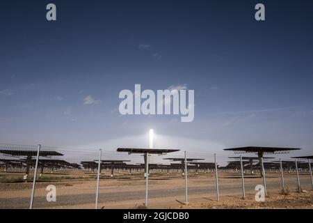 Marocco hat mit dem Quarzazate Solar Power Station den weltweit größten Solarpark in der Sahara errichtet. Spiegel auf dem Boden spiegeln die Sonnenstrahlen gegen den Empfänger im Noor 3-Turm, Afrikas höchstem Turm mit seinen 246 Metern. Der Turm ist in mehreren Meilen Entfernung zu sehen. Foto: Magnus Hjalmarson Neideman / SVD / TT / Kod 10078 Stockfoto