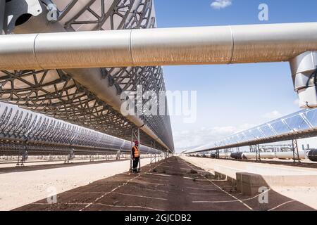 Marocco hat mit dem Quarzazate Solar Power Station den weltweit größten Solarpark in der Sahara errichtet. Spiegel am Boden riesige konkave Spiegel in Noor 1 richten die Düsen auf eine bis zu 400 Grad erhitzte Flüssigkeit aus.Foto: Magnus Hjalmarson Neideman / SVD / TT / Kod 10078 Stockfoto