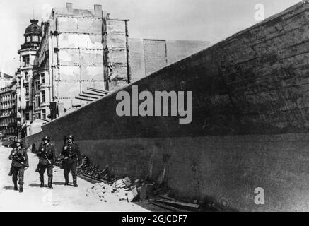 BRITISCHER KANAL, FRANKREICH 1943-05 Soldaten entlang der Befestigungen der Atlantikmauer Mai 1943, während der deutschen Besetzung von Teilen Frankreichs während des Zweiten Weltkriegs. Foto: Lucke / ab Text & Bilder / Scherl Bilderdienst / SVT / Kod: 5600 Stockfoto